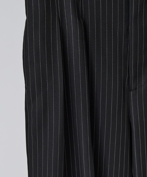 Lui's(ルイス)の「【Neucon】PINSTRIPE 2TUCK WIDE SLACKS / ピンストライプ2タックワイドスラックス / セットアップ対応(スラックス・メンズ・チャコールグレー/ブラック・1/2)」の11枚目の写真