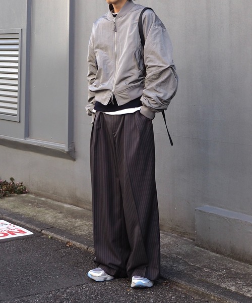 Lui's(ルイス)の「【Neucon】PINSTRIPE 2TUCK WIDE SLACKS / ピンストライプ2タックワイドスラックス / セットアップ対応(スラックス・メンズ・チャコールグレー/ブラック・1/2)」の19枚目の写真