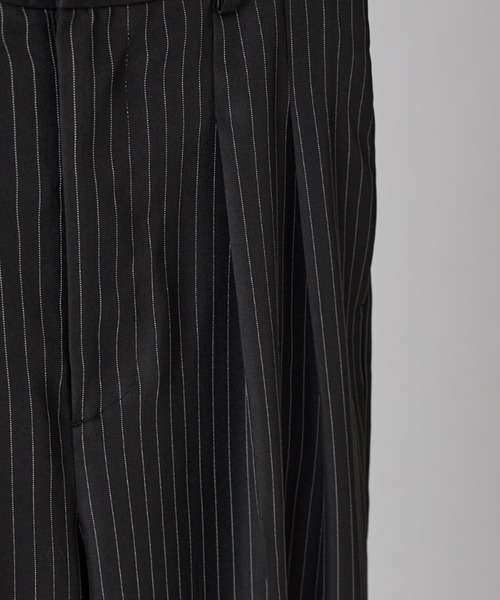 Lui's(ルイス)の「【Neucon】PINSTRIPE 2TUCK WIDE SLACKS / ピンストライプ2タックワイドスラックス / セットアップ対応(スラックス・メンズ・チャコールグレー/ブラック・1/2)」の12枚目の写真