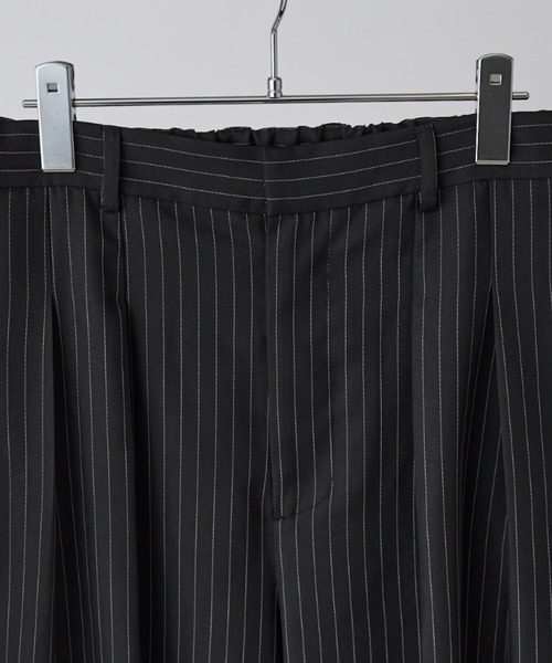 Lui's（ルイス）の「【Neucon】PINSTRIPE 2TUCK WIDE SLACKS / ピンストライプ2タックワイドスラックス / セットアップ対応（スラックス・メンズ・チャコールグレー/ブラック・1/2）」の22枚目の写真