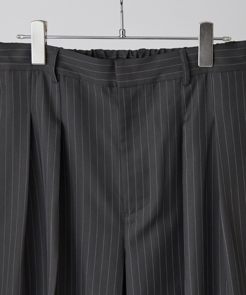 Lui's(ルイス)の「【Neucon】PINSTRIPE 2TUCK WIDE SLACKS / ピンストライプ2タックワイドスラックス / セットアップ対応(スラックス・メンズ・チャコールグレー/ブラック・1/2)」の17枚目の写真