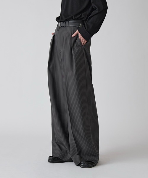 Lui's（ルイス）の「【Neucon】PINSTRIPE 2TUCK WIDE SLACKS / ピンストライプ2タックワイドスラックス / セットアップ対応（スラックス・メンズ・チャコールグレー/ブラック・1/2）」の14枚目の写真