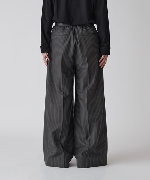 Lui's（ルイス）の「【Neucon】PINSTRIPE 2TUCK WIDE SLACKS / ピンストライプ2タックワイドスラックス / セットアップ対応（スラックス・メンズ・チャコールグレー/ブラック・1/2）」の17枚目の写真