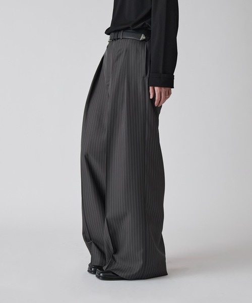 Lui's（ルイス）の「【Neucon】PINSTRIPE 2TUCK WIDE SLACKS / ピンストライプ2タックワイドスラックス / セットアップ対応（スラックス・メンズ・チャコールグレー/ブラック・1/2）」の15枚目の写真