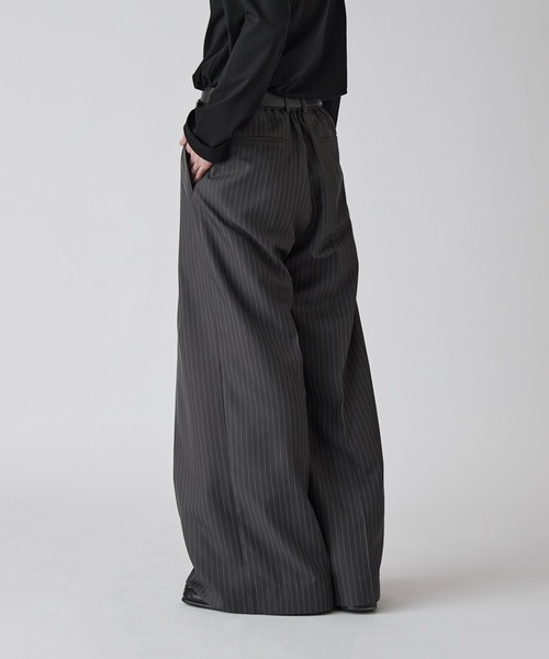 Lui's（ルイス）の「【Neucon】PINSTRIPE 2TUCK WIDE SLACKS / ピンストライプ2タックワイドスラックス / セットアップ対応（スラックス・メンズ・チャコールグレー/ブラック・1/2）」の16枚目の写真