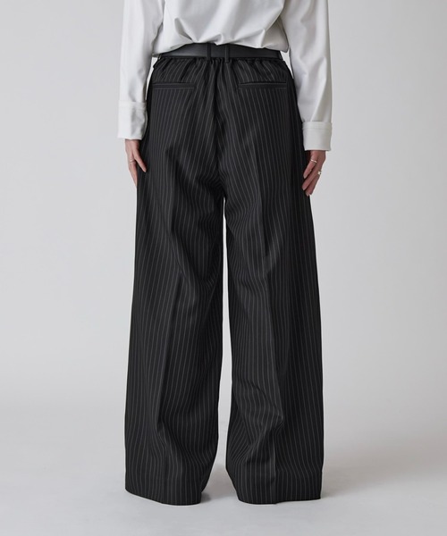Lui's（ルイス）の「【Neucon】PINSTRIPE 2TUCK WIDE SLACKS / ピンストライプ2タックワイドスラックス / セットアップ対応（スラックス・メンズ・チャコールグレー/ブラック・1/2）」の8枚目の写真