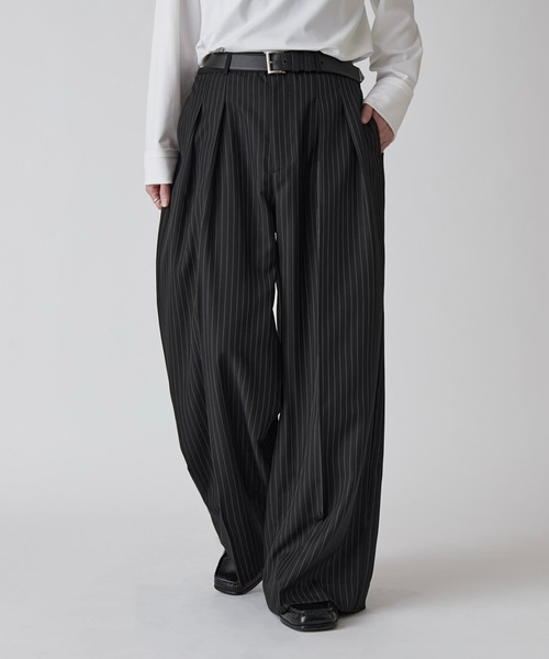 Lui's（ルイス）の「【Neucon】PINSTRIPE 2TUCK WIDE SLACKS / ピンストライプ2タックワイドスラックス / セットアップ対応（スラックス・メンズ・チャコールグレー/ブラック・1/2）」の5枚目の写真