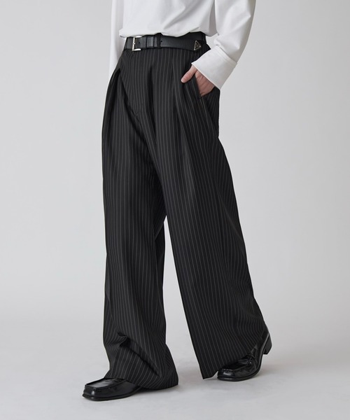 Lui's（ルイス）の「【Neucon】PINSTRIPE 2TUCK WIDE SLACKS / ピンストライプ2タックワイドスラックス / セットアップ対応（スラックス・メンズ・チャコールグレー/ブラック・1/2）」の6枚目の写真