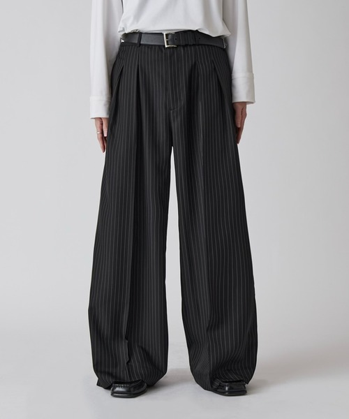 Lui's（ルイス）の「【Neucon】PINSTRIPE 2TUCK WIDE SLACKS / ピンストライプ2タックワイドスラックス / セットアップ対応（スラックス・メンズ・チャコールグレー/ブラック・1/2）」の4枚目の写真