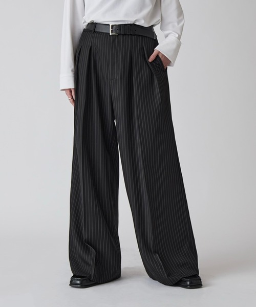 Lui's（ルイス）の「【Neucon】PINSTRIPE 2TUCK WIDE SLACKS / ピンストライプ2タックワイドスラックス / セットアップ対応（スラックス・メンズ・チャコールグレー/ブラック・1/2）」の3枚目の写真