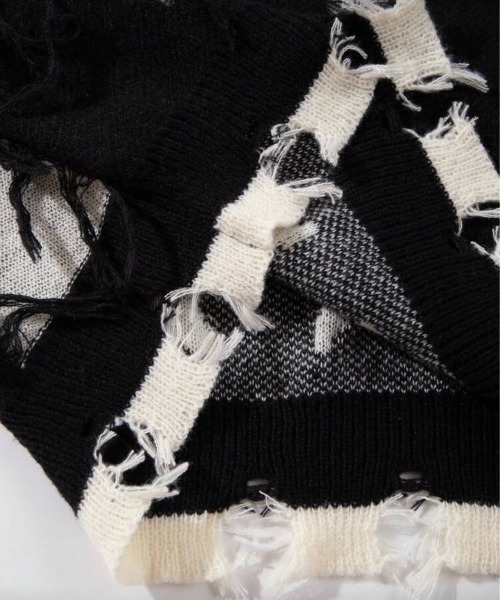 VIBGYOR（ヴィブジョー）の「【IZU】 ルーズダメージニットセーター（ニット/セーター・メンズ・ブラック・FREE）」の2枚目の写真