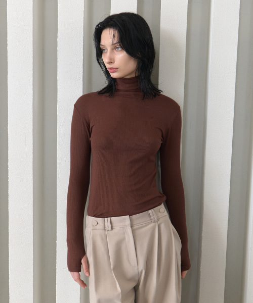 320SHOWROOM(320ショールーム)の「Modal Span Hand Warmer Turtleneck Brown(Tシャツ/カットソー・レディース・ブラウン・FREE)」の1枚目の写真