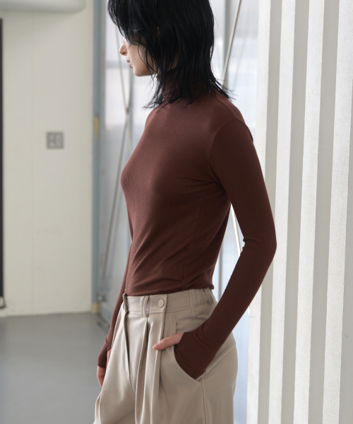 320SHOWROOM(320ショールーム)の「Modal Span Hand Warmer Turtleneck Brown(Tシャツ/カットソー・レディース・ブラウン・FREE)」の2枚目の写真