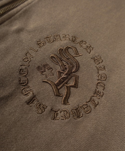 STARTER（スターター）の「【88】【STARTER/スターター】ピグメント加工 裏毛 エンボス サークルロゴ ハーフジップパーカー（パーカー・メンズ・チャコールグレー/グリーン/ブラウン・M/L/XL）」の8枚目の写真