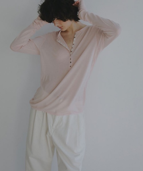 ETRE TOKYO（エトレトウキョウ）の「ウールフライスヘンリーネックプルオーバー（Tシャツ/カットソー・レディース・アイボリー/チャコール/ブルー/ピンク・FREE）」の4枚目の写真