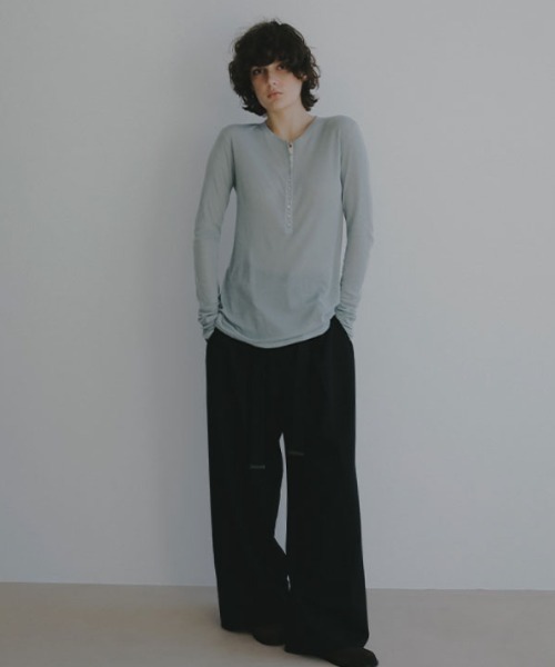 ETRE TOKYO（エトレトウキョウ）の「ウールフライスヘンリーネックプルオーバー（Tシャツ/カットソー・レディース・アイボリー/チャコール/ブルー/ピンク・FREE）」の13枚目の写真