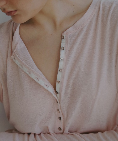 ETRE TOKYO（エトレトウキョウ）の「ウールフライスヘンリーネックプルオーバー（Tシャツ/カットソー・レディース・アイボリー/チャコール/ブルー/ピンク・FREE）」の8枚目の写真