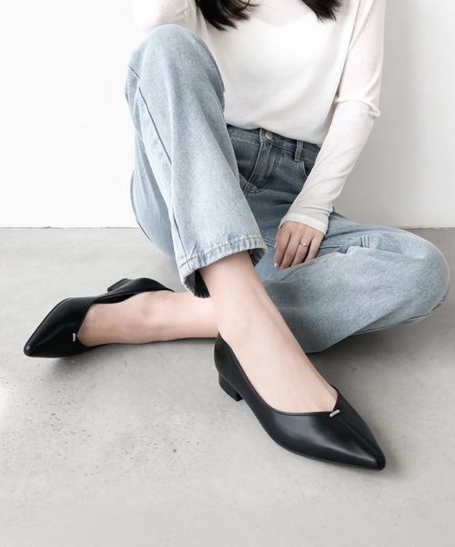 MAMIAN（マミアン）の「メタルパーツ フラットシューズ（パンプス・レディース・ホワイト/ブラック/ブラック系その他・24.5cm/24.0cm/23.5cm/23.0cm/22.5cm/25.0cm）」の2枚目の写真