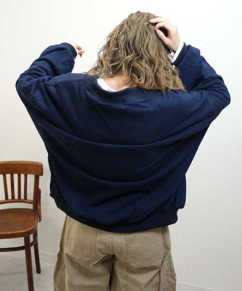 gossara(ゴサラ)の「【ラフに着映える】VネックUCAロゴプルオーバー(スウェット・レディース・チャコール/オートミール/ネイビー/ボルドー・FREE)」の12枚目の写真