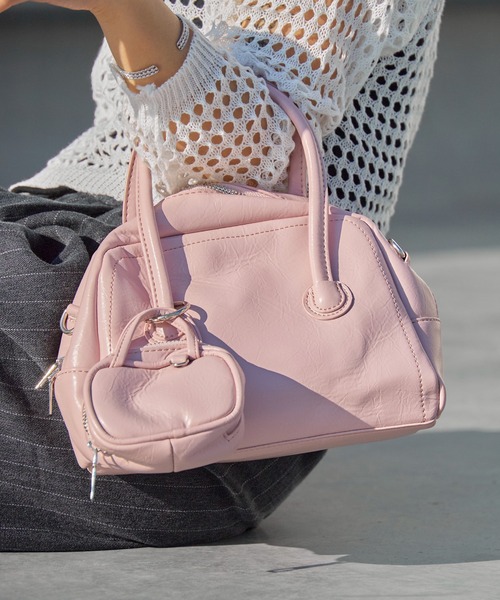 AO2(アオズ)の「Compact Size with Mini Pouch Faux Leather 2-Way Handbag / コンパクトサイズ ミニポーチ付き フェイクレザー2WAY ハンドバッグ 秋 秋服 2026年秋冬(ハンドバッグ・レディース・シルバー/ブラック/ピンク/グリーン・FREE)」の3枚目の写真