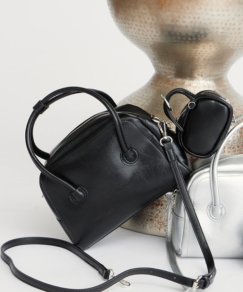 AO2(アオズ)の「Compact Size with Mini Pouch Faux Leather 2-Way Handbag / コンパクトサイズ ミニポーチ付き フェイクレザー2WAY ハンドバッグ 秋 秋服 2026年秋冬(ハンドバッグ・レディース・シルバー/ブラック/ピンク/グリーン・FREE)」の1枚目の写真