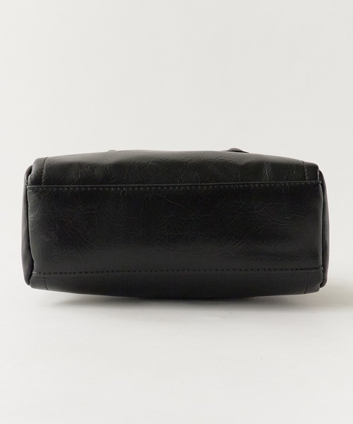 AO2(アオズ)の「Compact Size with Mini Pouch Faux Leather 2-Way Handbag / コンパクトサイズ ミニポーチ付き フェイクレザー2WAY ハンドバッグ 秋 秋服 2026年秋冬(ハンドバッグ・レディース・シルバー/ブラック/ピンク/グリーン・FREE)」の22枚目の写真