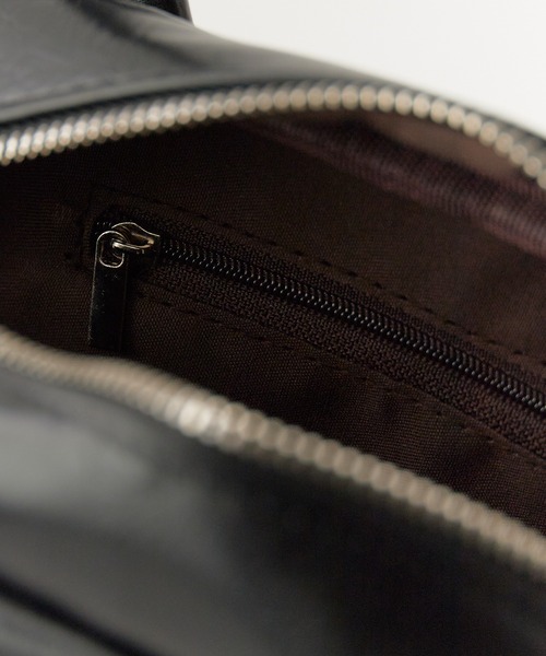 AO2(アオズ)の「Compact Size with Mini Pouch Faux Leather 2-Way Handbag / コンパクトサイズ ミニポーチ付き フェイクレザー2WAY ハンドバッグ 秋 秋服 2026年秋冬(ハンドバッグ・レディース・シルバー/ブラック/ピンク/グリーン・FREE)」の21枚目の写真