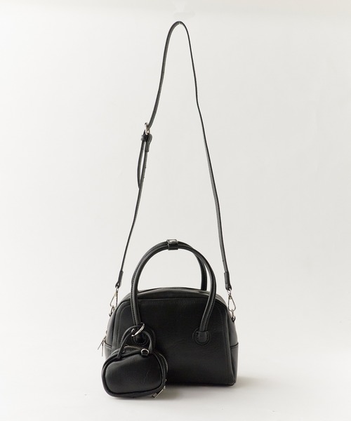 AO2(アオズ)の「Compact Size with Mini Pouch Faux Leather 2-Way Handbag / コンパクトサイズ ミニポーチ付き フェイクレザー2WAY ハンドバッグ 秋 秋服 2026年秋冬(ハンドバッグ・レディース・シルバー/ブラック/ピンク/グリーン・FREE)」の14枚目の写真