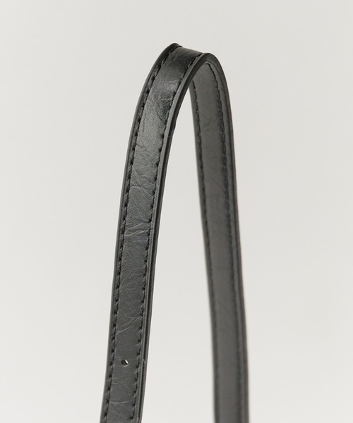 AO2(アオズ)の「Compact Size with Mini Pouch Faux Leather 2-Way Handbag / コンパクトサイズ ミニポーチ付き フェイクレザー2WAY ハンドバッグ 秋 秋服 2026年秋冬(ハンドバッグ・レディース・シルバー/ブラック/ピンク/グリーン・FREE)」の10枚目の写真