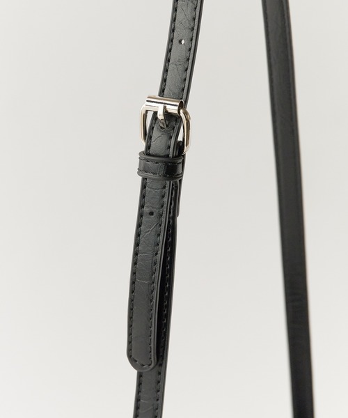 AO2(アオズ)の「Compact Size with Mini Pouch Faux Leather 2-Way Handbag / コンパクトサイズ ミニポーチ付き フェイクレザー2WAY ハンドバッグ 秋 秋服 2026年秋冬(ハンドバッグ・レディース・シルバー/ブラック/ピンク/グリーン・FREE)」の9枚目の写真
