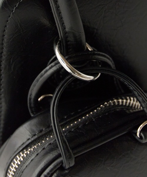 AO2(アオズ)の「Compact Size with Mini Pouch Faux Leather 2-Way Handbag / コンパクトサイズ ミニポーチ付き フェイクレザー2WAY ハンドバッグ 秋 秋服 2026年秋冬(ハンドバッグ・レディース・シルバー/ブラック/ピンク/グリーン・FREE)」の6枚目の写真