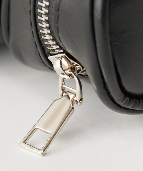 AO2(アオズ)の「Compact Size with Mini Pouch Faux Leather 2-Way Handbag / コンパクトサイズ ミニポーチ付き フェイクレザー2WAY ハンドバッグ 秋 秋服 2026年秋冬(ハンドバッグ・レディース・シルバー/ブラック/ピンク/グリーン・FREE)」の5枚目の写真