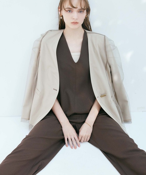 AIMER(エメ)の「ツイルストレッチVネックトップス【セットアップ可能】(シャツ/ブラウス・レディース・ブラック/ブラウン・MEDIUM)」の8枚目の写真