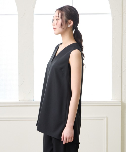 AIMER(エメ)の「ツイルストレッチVネックトップス【セットアップ可能】(シャツ/ブラウス・レディース・ブラック/ブラウン・MEDIUM)」の10枚目の写真