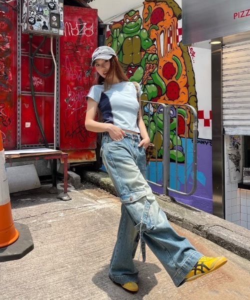 FUNdaysion(ファンデイション)の「ルーズカーゴデニムパンツ(デニムパンツ・レディース・ブルー・S/M/L)」の2枚目の写真