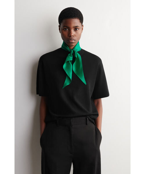 COS（コス）の「スカーフディテール メリノウールTシャツ（Tシャツ/カットソー・レディース・アイボリー系/ブラック×グリーン・L/XS/36/38/M）」の2枚目の写真