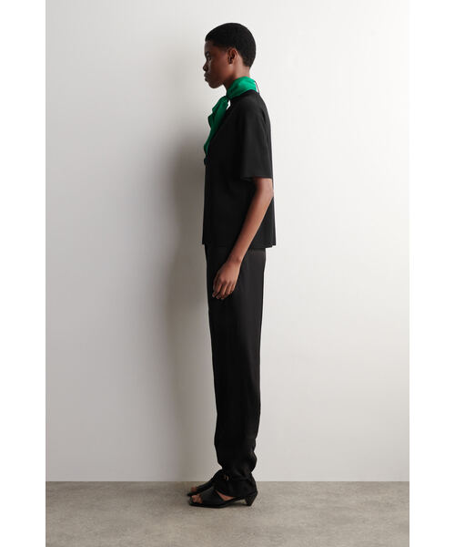 COS（コス）の「スカーフディテール メリノウールTシャツ（Tシャツ/カットソー・レディース・アイボリー系/ブラック×グリーン・L/XS/36/38/M）」の4枚目の写真