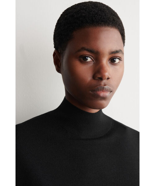 COS（コス）の「スカーフディテール メリノウールTシャツ（Tシャツ/カットソー・レディース・アイボリー系/ブラック×グリーン・L/XS/36/38/M）」の7枚目の写真