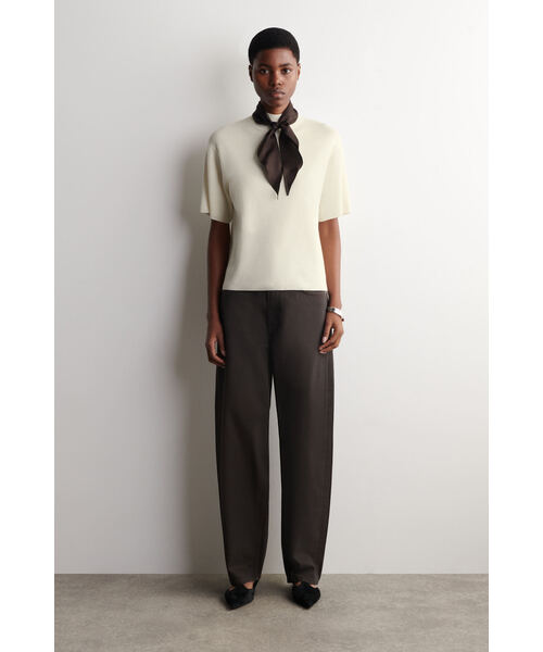 COS（コス）の「スカーフディテール メリノウールTシャツ（Tシャツ/カットソー・レディース・アイボリー系/ブラック×グリーン・L/XS/36/38/M）」の10枚目の写真