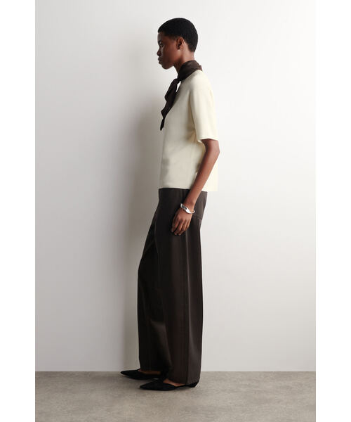COS（コス）の「スカーフディテール メリノウールTシャツ（Tシャツ/カットソー・レディース・アイボリー系/ブラック×グリーン・L/XS/36/38/M）」の11枚目の写真