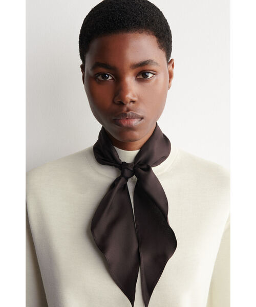 COS（コス）の「スカーフディテール メリノウールTシャツ（Tシャツ/カットソー・レディース・アイボリー系/ブラック×グリーン・L/XS/36/38/M）」の13枚目の写真