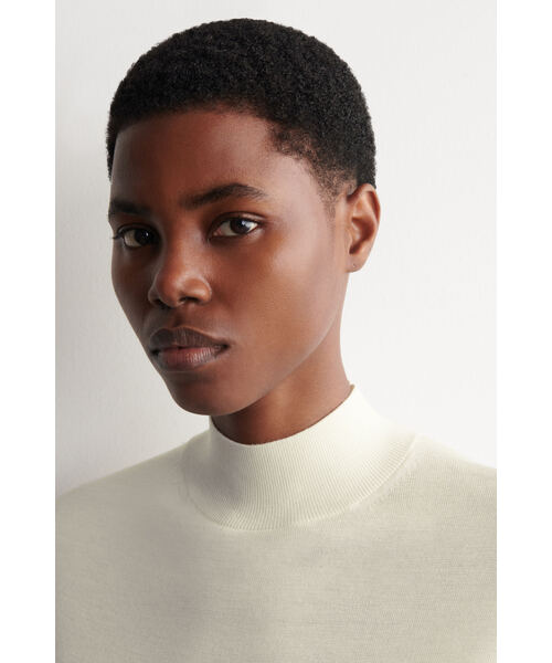 COS（コス）の「スカーフディテール メリノウールTシャツ（Tシャツ/カットソー・レディース・アイボリー系/ブラック×グリーン・L/XS/36/38/M）」の14枚目の写真