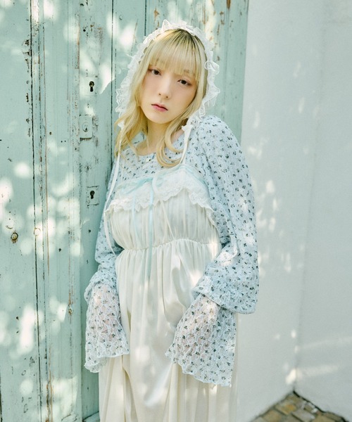 kutir（クティール）の「【クティールとレトロ】袖ボリューム花柄レーストップス（Tシャツ/カットソー・レディース・アイボリー/グリーン系その他/ブルー・FREE）」の16枚目の写真