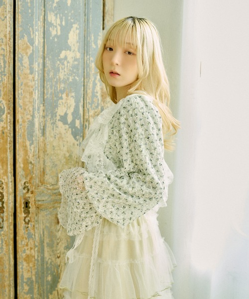 kutir（クティール）の「【クティールとレトロ】袖ボリューム花柄レーストップス（Tシャツ/カットソー・レディース・アイボリー/グリーン系その他/ブルー・FREE）」の5枚目の写真