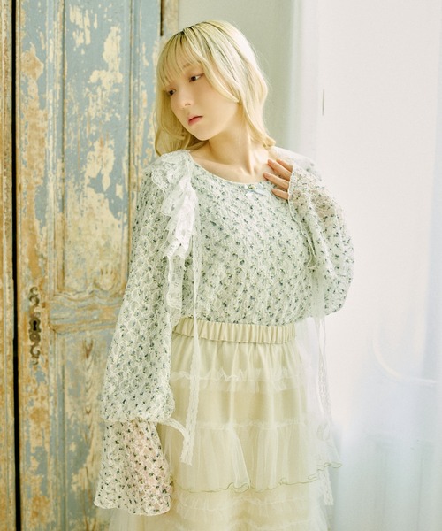 kutir（クティール）の「【クティールとレトロ】袖ボリューム花柄レーストップス（Tシャツ/カットソー・レディース・アイボリー/グリーン系その他/ブルー・FREE）」の4枚目の写真