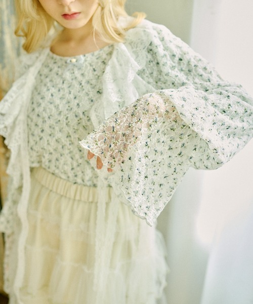kutir（クティール）の「【クティールとレトロ】袖ボリューム花柄レーストップス（Tシャツ/カットソー・レディース・アイボリー/グリーン系その他/ブルー・FREE）」の11枚目の写真