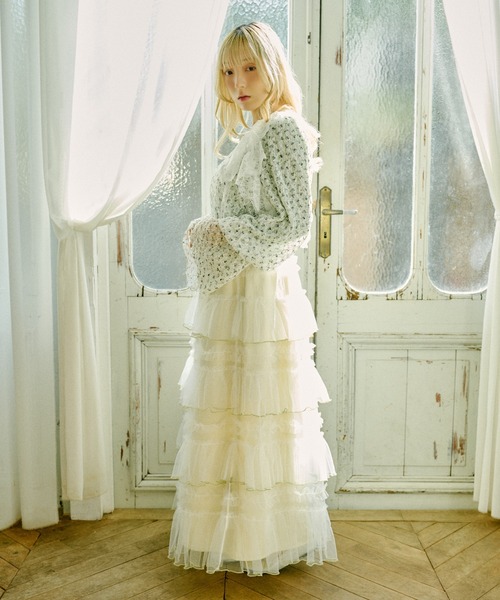 kutir（クティール）の「【クティールとレトロ】袖ボリューム花柄レーストップス（Tシャツ/カットソー・レディース・アイボリー/グリーン系その他/ブルー・FREE）」の8枚目の写真