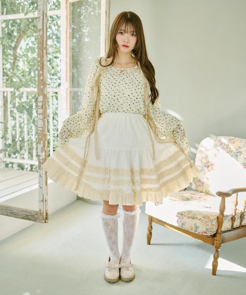 kutir（クティール）の「【クティールとレトロ】袖ボリューム花柄レーストップス（Tシャツ/カットソー・レディース・アイボリー/グリーン系その他/ブルー・FREE）」の12枚目の写真