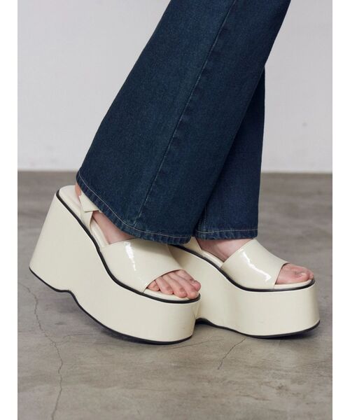 EMODA（エモダ）の「ウエッジプラットフォームサンダル（サンダル・レディース・アイボリー/ブラック・SMALL/LARGE/MEDIUM）」の7枚目の写真