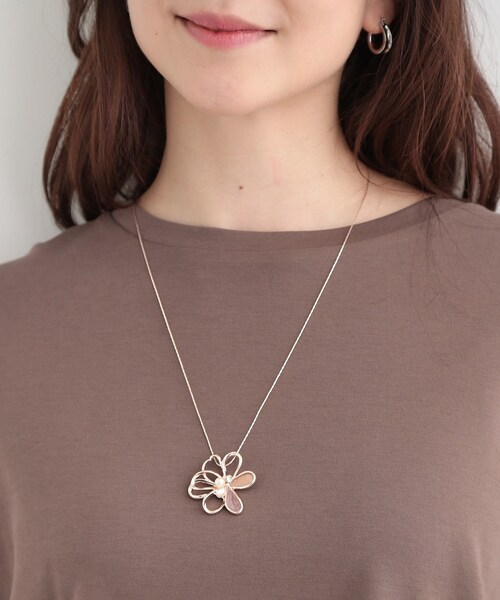SHOO・LA・RUE（シューラルー）の「エポ花モチーフネックレス（ネックレス・レディース・シルバー/ゴールド/ピンクゴールド・00）」の4枚目の写真